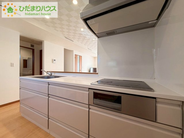3口コンロと収納豊富なキッチンで、ママの毎日のお料理もはかどります☆　IHなので、コンロ掃除も楽々できちゃいます♪