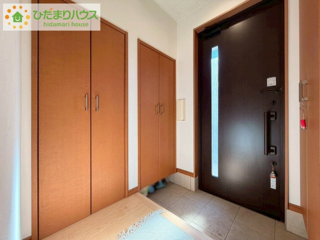 丁度良い靴箱のサイズ♪これだけあれば家族全員の靴がしまえてスッキリ(^O^)　小窓が付いているドアなので明るいスペースになっています♪　
