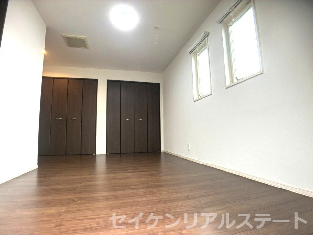 落ち着いた色調の洋室です