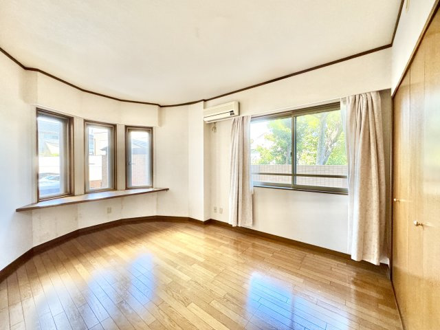 1階北側の洋室。窓が多く明るさを確保できます。