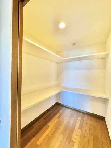 ウォークインクローゼットも各部屋についていて収納には困りません。