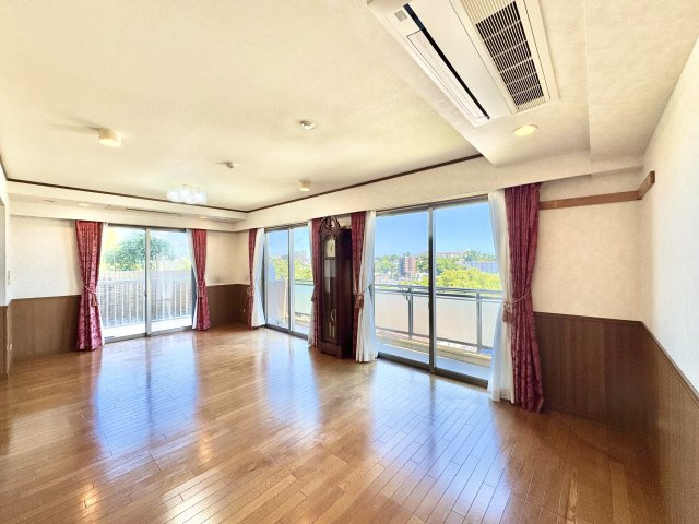 東南角部屋！高台なのでバルコニーから遮るものがなくカーテンを開けっ放しでも過ごせます。