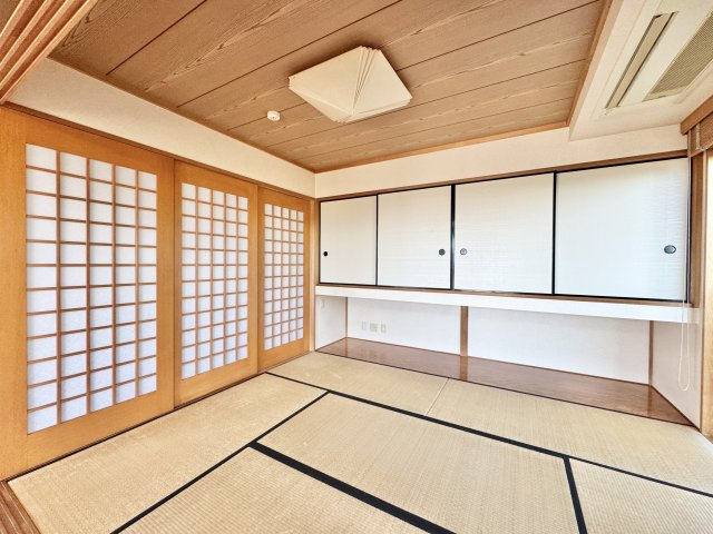 南側にリビング、東側に大きなサッシがあり光を確保できます。締めれば落ち着いた和室、空ければリビングの一部として利用できます。