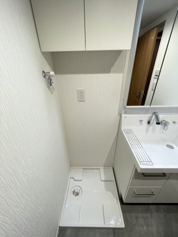 洗濯機置き場の上にも収納スペースがあり、小さなお子様の洗剤等の誤飲も心配不要。　
