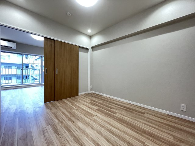 大切なお子さまを見守りやすい引き戸の洋室は、子ども部屋としても。　