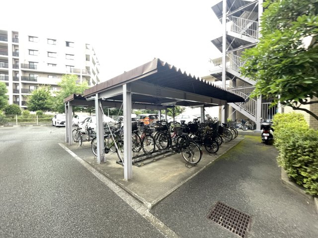 屋根付きの駐輪場で、サビや汚れの心配も不要。　