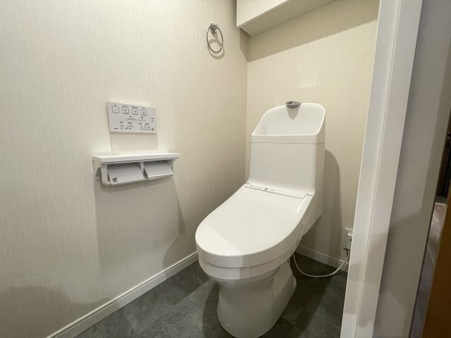 温水洗浄便座付きの清潔感あるトイレは、落ち着いた空間に。　