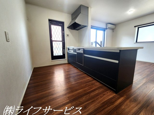 システムキッチン／勝手口あり！換気やちょっとしたゴミの出し入れに便利です！
