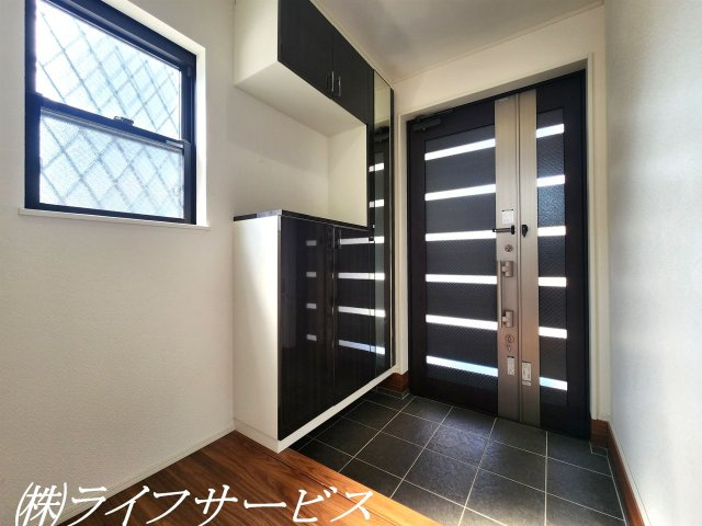 玄関／天井高のシューズボックス有・明るい玄関です！