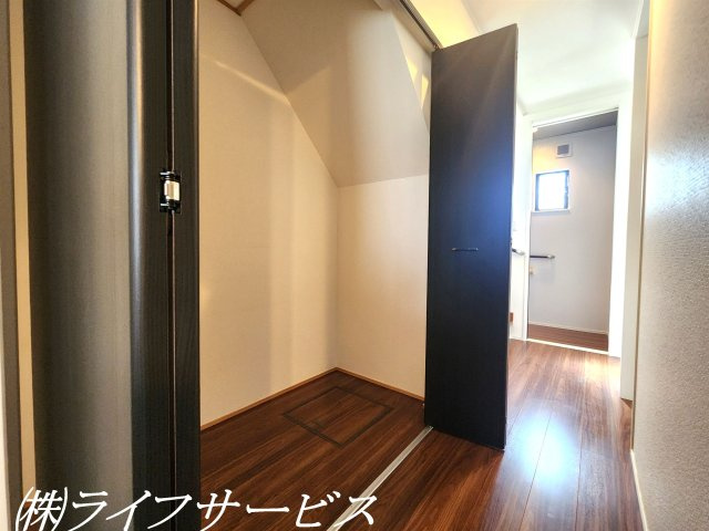 1階階段下収納あり