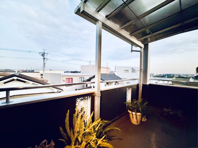 3階バルコニーは屋根もあって洗濯物も安心！季節の良い時にはビール片手に外を眺めくつろげるほどのスペースです♪