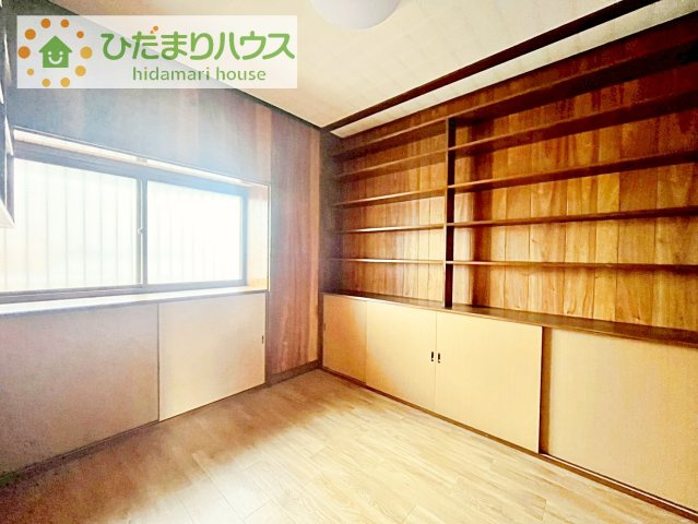バルコニーに面していて、たっぷり光りの入る明るい主寝室です！
