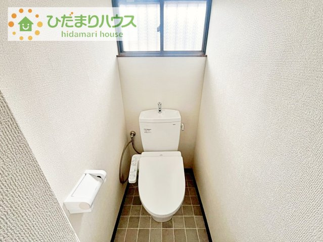 小窓が付いているので、トイレも明るい空間になっております♪
