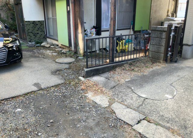 敷地内に散水栓や立水栓があると便利です。水道水を直接利用できるため、水を運ぶ手間を省くことが出来ます。大量の水を必要とする洗車作業や清掃などに役立ちます。その他設備とあわせて、現地でご確認ください。