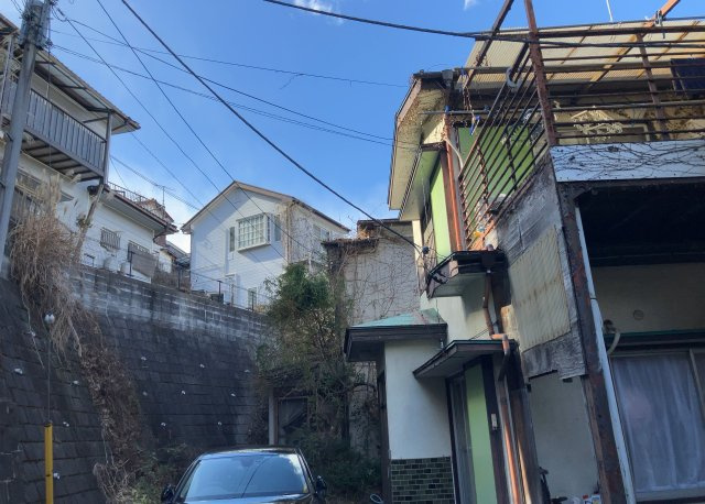 隣家の土地はどうなっているのか、生活利便施設が近くにあるのか、学校まで近いかなど、お客様のライフスタイルにあわせたイメージが重要です。また、近くにあると困る施設が近くにないかも確認するといいでしょう。