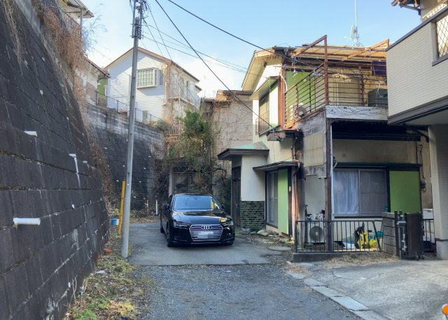 南側道路の場合は長い時間光を入れ込むことができるため、庭やリビングを道路側に持ってくることが多く土地価格も高い傾向にあります。一方北側道路だとリビングや庭が南側になりプライバシーを守ることができます。