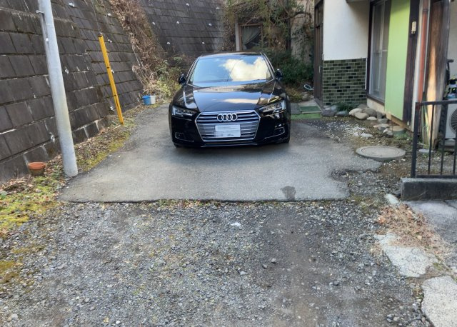 車一台あたりに必要なスペースは、標準サイズの普通自動車で横幅2m50cm、長さ5mは必要になります。ただし、乗降のことも考慮して横幅3m30cm、長さ5m50cmほどは確保できるところを選びましょう。