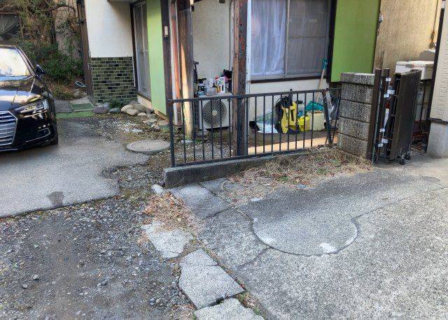 庭のある家に住むことのメリットとして、子どもたちの遊び場を確保できること、ガーデニングや家庭菜園を楽しめること、明るさを確保できることがあります。また、配置を工夫することでプライバシーが確保できます。