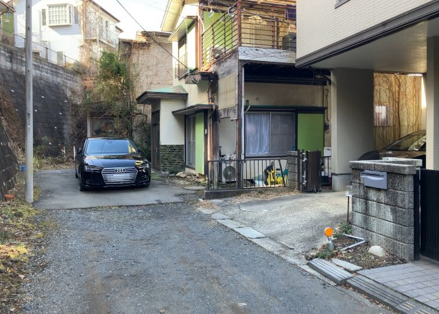 住宅用の土地では前面道路に2m以上接していなければならないと法律で定められています。しかし、お持ちの車のサイズやライフスタイルなどにより、2mでは利便が悪い場合もございますので、事前に確認しましょう。