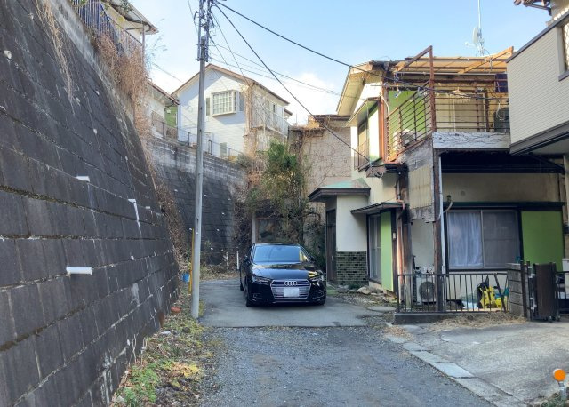 道幅が広い場所は日当たりや風通が良好です。幅が広いのですれ違いも可能ですし大きな車でも駐車可能！一方で、大型車が通ることも多くなるため交通量の増加により騒音に繋がります。また土地の値段が高くなります。