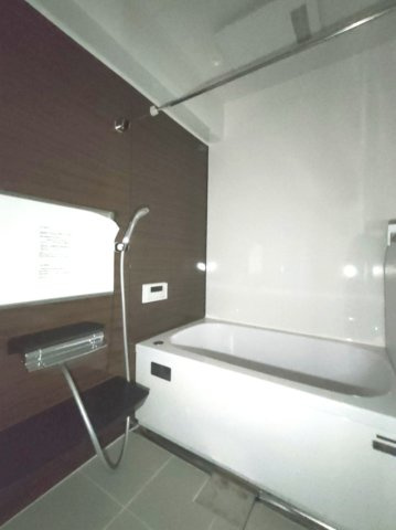 【浴室】　落ち着いた色調でまとめられた浴室。一日の疲れを癒すリラックスタイムを過ごせます。