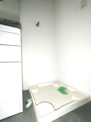 【室内洗濯機置き場】　室内に洗濯機置き場があり、天候を気にせず毎日の洗濯がスムーズに行えます。