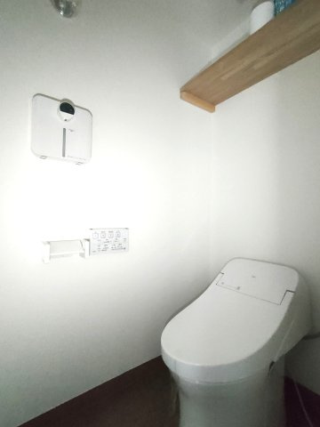 【トイレ】　トイレは温水洗浄便座付です。木製の棚も備わり、小物を置けて便利にお使いいただけます。