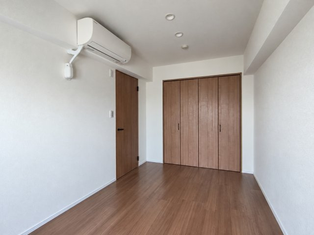 【洋室？約5.6帖　収納】　居室内にクローゼットを備えているので、衣類を整理して部屋を広々と使えます。※家具消し加工しております。　※家具消し加工しております。