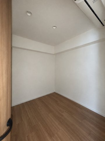 【サービスルーム約3.5帖】　書斎や趣味の部屋、収納スペースなど、暮らしに合わせて自由に活用できる空間です。　※家具消し加工しております。