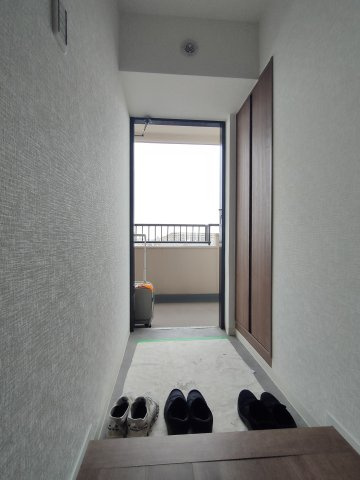 【玄関】　明るく清潔感のある玄関は、帰宅するたびにほっと寛げる心地よい空間です。