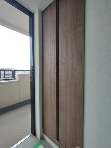 【玄関収納】　シューズボックスは大容量のハイタイプなので、整理整頓してすっきりとした空間を保つことができそうです。