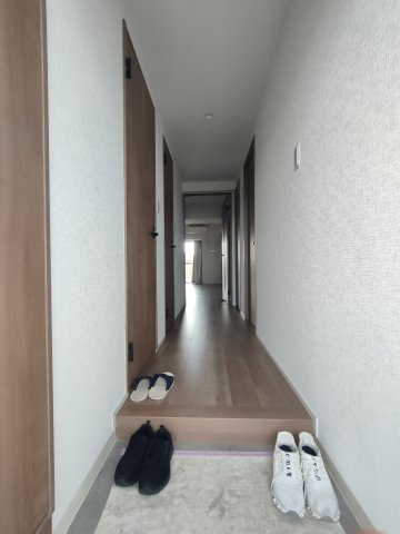 【廊下】　美しい木目が暮らしに温もりと安心感を与えてくれます。
