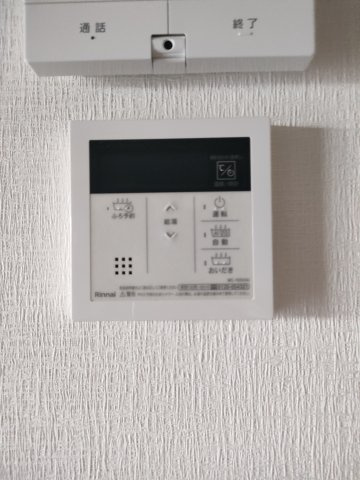 【給湯器】　給湯器のリモコンが設置されており、お湯の温度などを手元で操作できます。