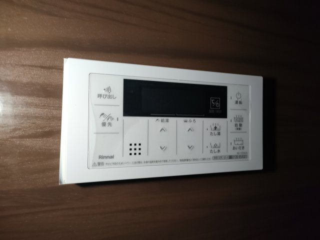 【給湯器】　こちらにも給湯器のリモコンがあり、お湯の温度などを手元で手軽に操作できます。