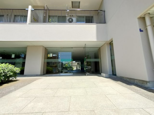 【エントランス】　ゆとりあるアプローチが印象的なエントランス。毎日の帰宅を穏やかに迎えてくれます。