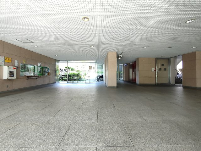 【エントランス】　天井が高く開放的なエントランスは、毎日の出入りを気持ちよくしてくれます。