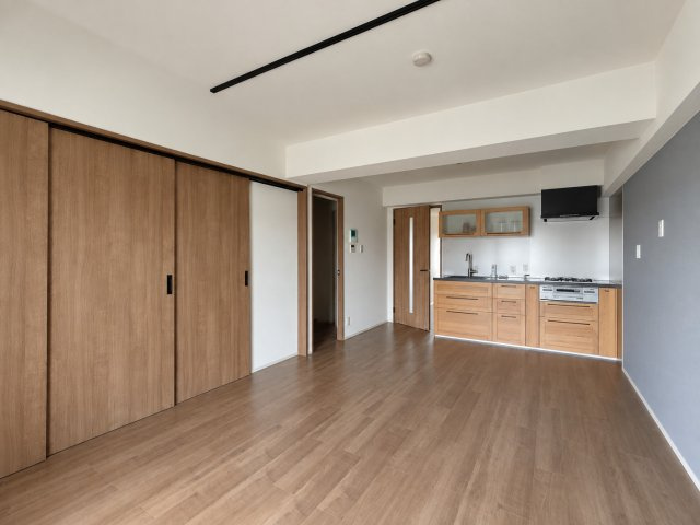 【LDK約12.3帖】　木目調の建具が温もりを添えるダイニング。家族そろっての食事の時間を心地よく過ごせます。