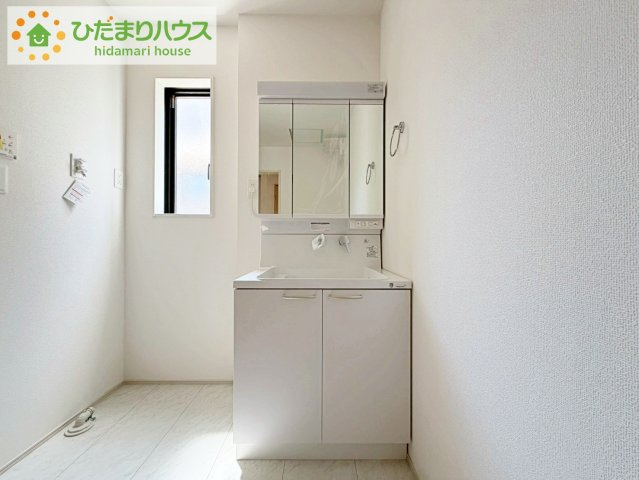 大きな三面鏡の独立洗面。鏡の後ろは収納となっているのでスッキリと整理できます！