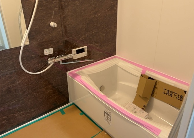 入浴時の快適さも大事なことですが、綺麗な状態を維持できなければ気持ちよく入浴できません。毎日の掃除が楽という点は大事なポイントになります！カビが生えにくく掃除がしやすい、壁や浴槽を選ぶといいでしょう。