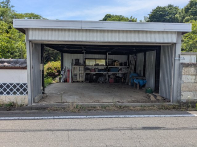 物置としても重宝する屋根付きガレージ。愛車を雨風からしっかり守り、趣味の作業場としても活躍します。