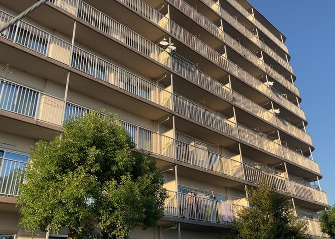 総戸数328戸の規模を誇る1981年5月築のマンションです。日常の管理が行き届いた共用部や管理体制も魅力。現地見学の際は室内の綺麗さと併せて、建物全体の現況もしっかりとご確認いただけます。