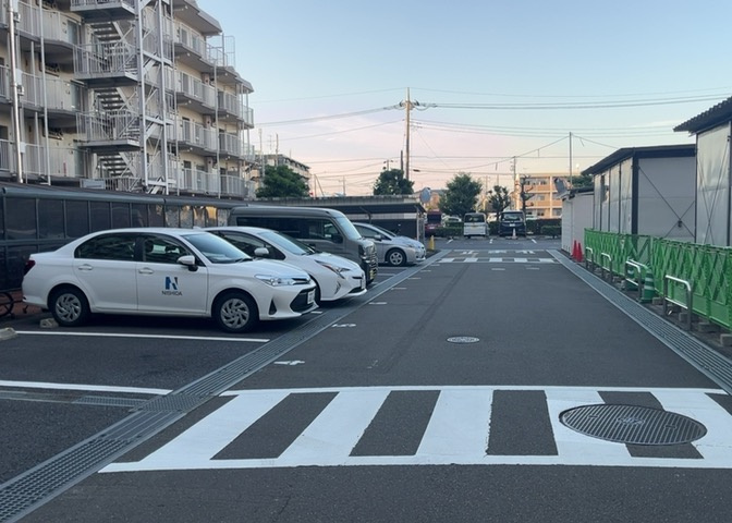 敷地内駐車場は月額7、000円で設定されていますが、最新の空き状況に関しては確認が必要です。お車のサイズや出し入れのしやすさなど、お持ちのお車に合うか現地見学時にあわせてご確認ください。