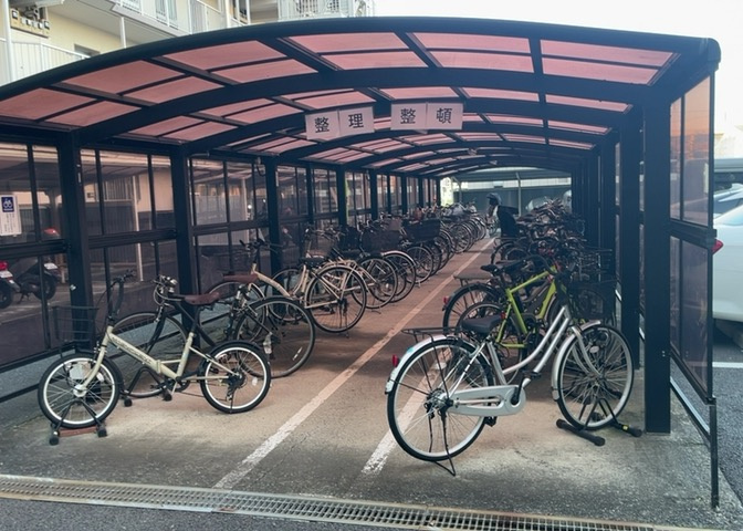 敷地内には月額200円で利用可能な空き有りの駐輪場が整備されています。お買い物や近隣への外出に自転車を利用される方にとって大変便利な施設です。利用枠の詳細についてはお気軽にお尋ねください。