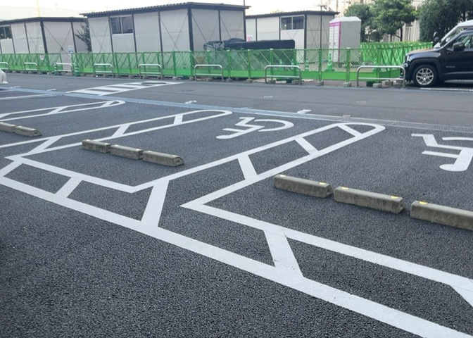 月額900円で利用できるバイク置場にも空きがございます。車をお持ちでない方の通勤通学や移動手段として役立ちます。敷地内の駐車スペース全体の配置や出し入れのしやすさもあわせてご確認いただけます。