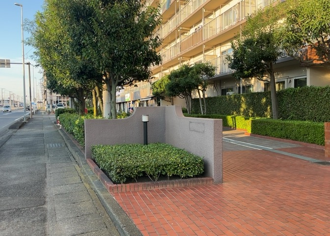敷地内の植栽や共用緑地は丁寧に手入れが施されており、緑豊かな落ち着いた住環境を提供します。お部屋からの見え方や敷地全体のお手入れ状態につきましても、ご内覧の際にぜひご確認ください。