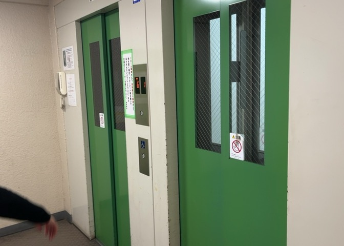 共用部にはエレベーターが設置されており、3階のお部屋までの移動もスムーズに行えます。重い荷物を持っている日や体調が優れない時でも安心して階段を使わずに移動できる快適な設備環境です。