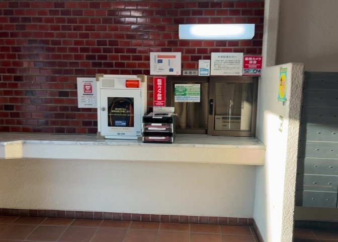 本厚木スカイハイツは全部委託・日勤の管理体制となっており、管理員が滞在するスペースが確保されています。防犯面への配慮だけでなく、共用部分の清掃や建物管理が行き届いた快適な住環境が保たれています。
