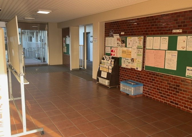 共用部には住人の方や来客者が利用できる寛ぎのスペースが設けられています。管理体制の行き届いた綺麗な空間となっており、落ち着いた雰囲気の中で待ち合わせや少しの歓談にご利用いただけます。