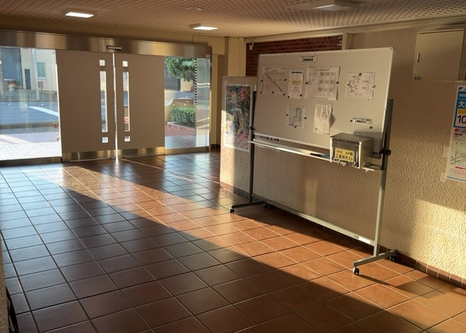 エントランスを入ると開放的なロビー空間が広がっています。掃除が行き届いており、居住者や訪れる人を心地よく出迎えます。日常の管理状況の良さがうかがえる清潔で整然とした共有エリアです。