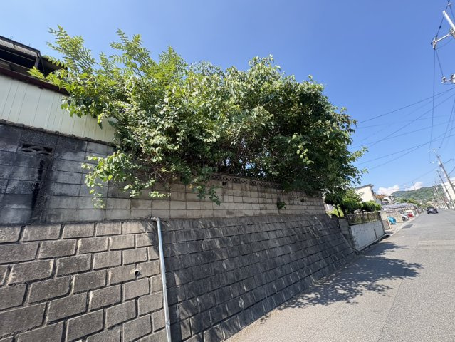 周辺は閑静な住宅街が広がり、落ち着いた街並みが魅力。車で主要道路へアクセスしやすく、市内各方面への移動もスムーズです。大型商業施設や生活利便施設も利用しやすいため、日々のお買い物にも便利な住環境。